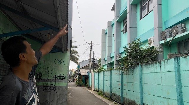 Saksi mata saat melihat siswa SD bergelantungan di jendela lantai 3 (Bantentv.com)