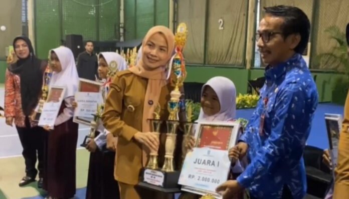 Dinas Perpustakaan dan Kearsipan Daerah menggelar peringatan Hari Kunjung Perpustakaan disertai pengukuhan bunda literasi