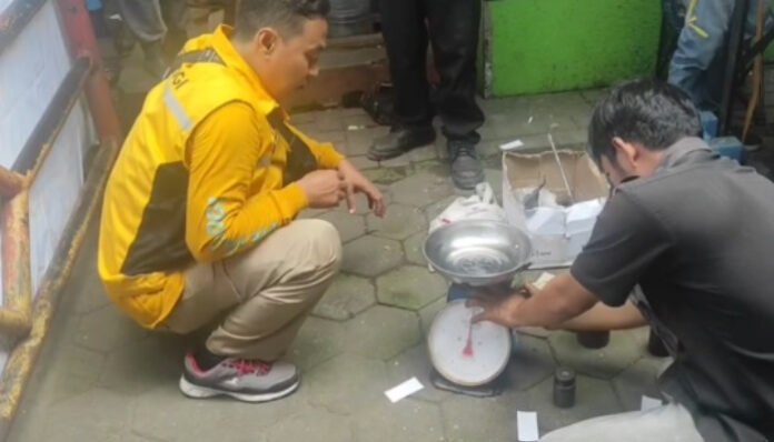 Disperindag Cilegon Tera Ulang Ratusan Timbangan di Pasar Kranggot
