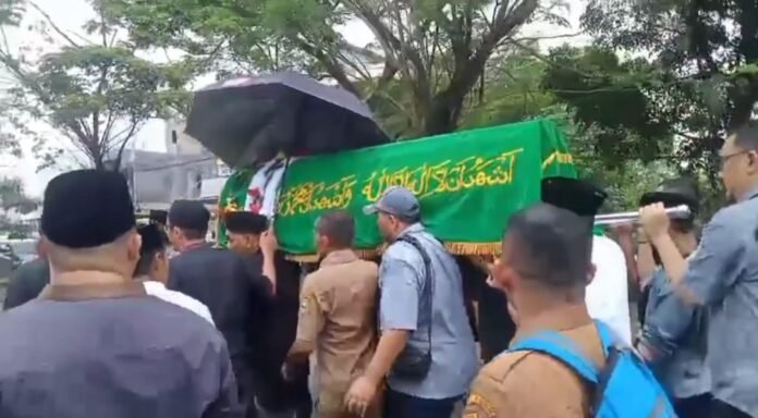 Prosesi pemakaman Edi Ariadi, mantan Wali Kota Cilegon (Bantentv.com/ Hendra)