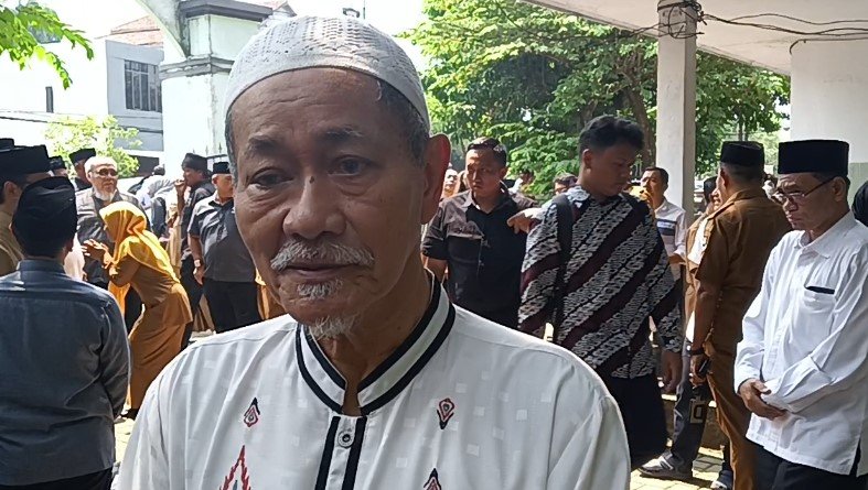 Salah satu tokoh Banten H. Embay Mulya Syarief saat di pemakaman Edi Ariadi (Bantentv.com/ Hendra)