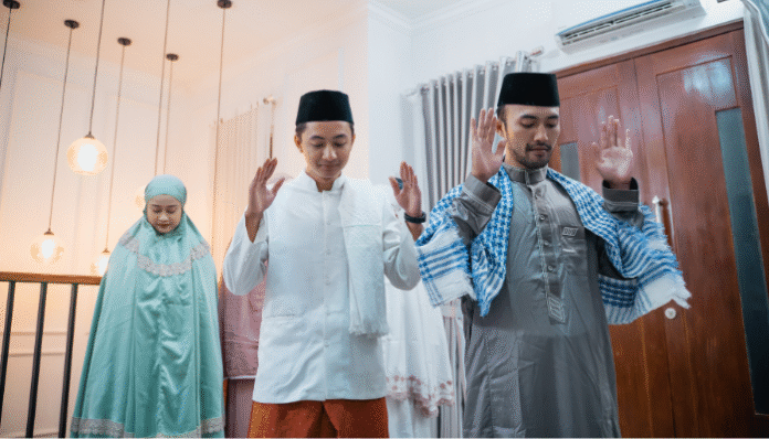 Ilustrasi seseorang sedang salat berjamaah (Pexels)