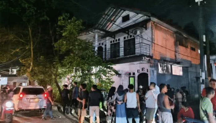 Evakuasi temuan lima jenazah yang terkubur di dalam sebuah rumah pada Senin, 1 September 2025 (Istimewa)