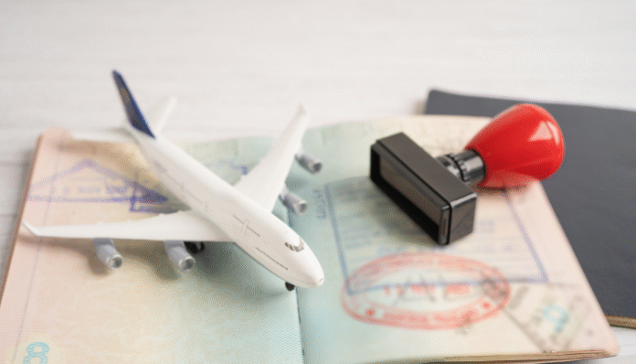 Ilustrasi stempel paspor para traveler (@sasirin-pamais-images)