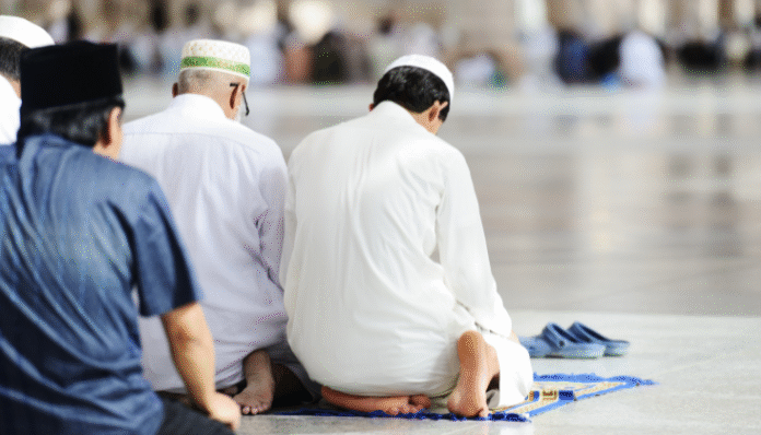 Ilustrasi seorang muslim sedang salat (Zurijeta)