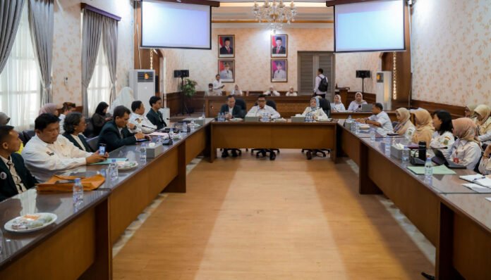 Gubernur Banten Andra Soni memimpin rapat bersama Dinkes se-Banten, IDI, dan Fakultas Kedokteran Untirta membahas capaian eliminasi TBC, Rabu, 3 September 2025.