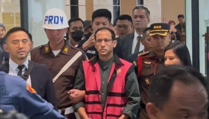 Eks Mendikbudristek 2019-2024 Nadiem Makarim, menggunakan rompi tahanan berjalan keluar usai pemeriksaan di Jampidsus, Kejaksaan Agung, Jakarta, Kamis, 4 September 2025 (Devi Puspitasari/detikcom)