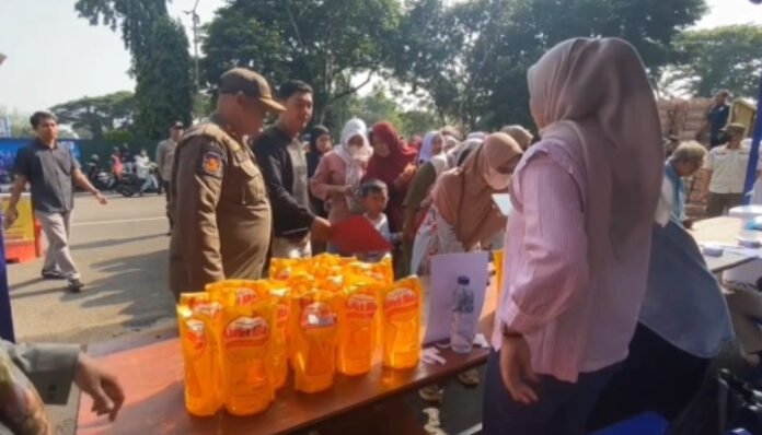 Ratusan warga Kabupaten Lebak, Banten, menyerbu pasar murah yang digelar pemerintah kabupaten di Depan Pendopo Bupati Lebak, Kecamatan Rangkasbitung, Jumat, 26 September 2025.