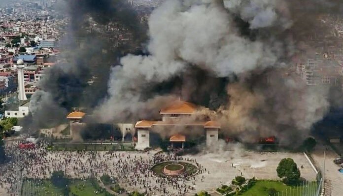 Gedung parlemen Nepal yang dibakar massa aksi (X/ @BRICS News)