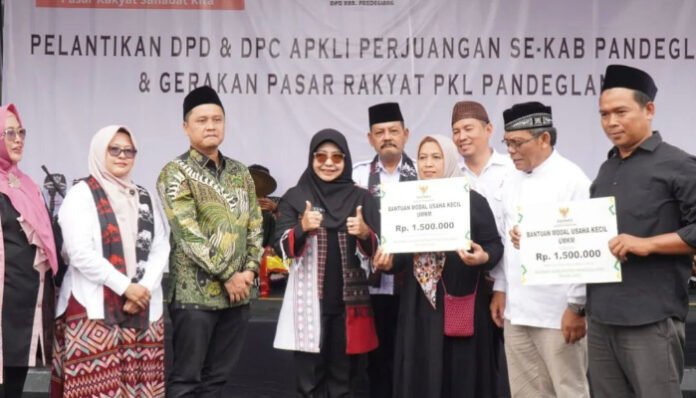 Bupati Raden Dewi Setiani meninjau produk UMKM pada acara bazar pasar rakyat yang digelar APKLI Perjuangan di kawasan Alun-alun Kabupaten Pandeglang, Minggu, 21 September 2025, Minggu 21 September 2025.