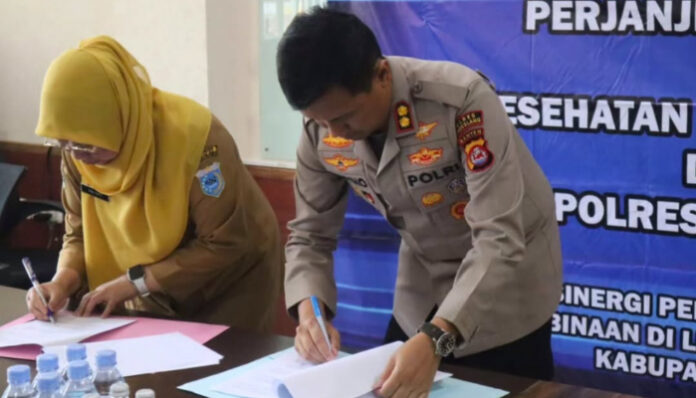 Penandatanganan MoU Dinas Kesehatan dan Polres Pandeglang, untuk memperkuat pelayanan kesehatan (Bantentv.com/ Rangga)