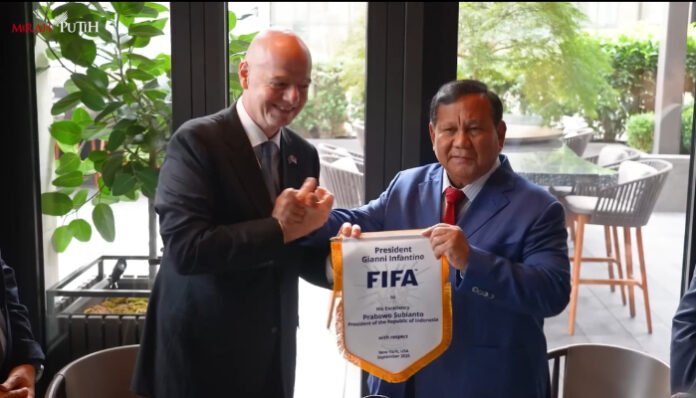 Presiden FIFA Gianni Infantino menyerahkan cendera mata kepada Presiden RI Prabowo Subianto usai pertemuan di New York, Amerika Serikat.
