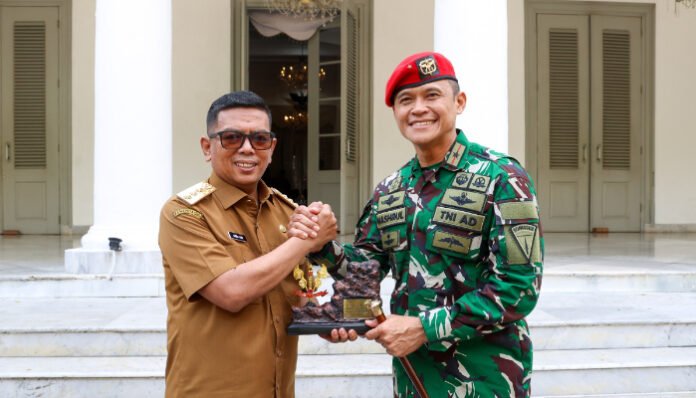 Komandan Grup 1 Kopassus Brigjen TNI Raden Nashrul Fathurrohman menyerahkan cinderamata kepada Gubernur Banten Andra Soni, usai pertemuan silaturahmi di Gedung Negara Provinsi Banten, Kota Serang, Selasa, 23 September 2025.
