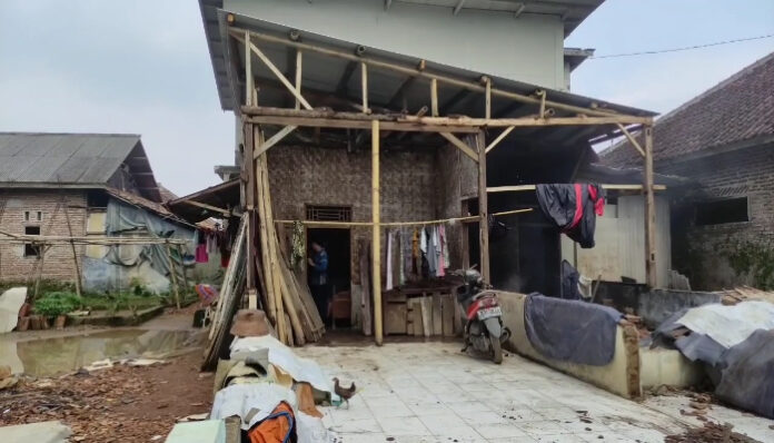 Guru honorer di Pandeglang tinggal di rumah tidak layak huni (Banten TV)