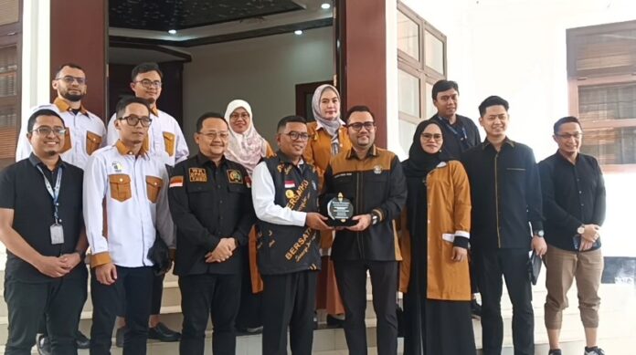 Gubernur Andra bersama pengurus Dewan Pimpinan Pusat (DPP) Asosiasi Kebersamaan Pengusaha Travel Haji dan Umrah (BERSATHU) (Bantentv.com/ Hendra)