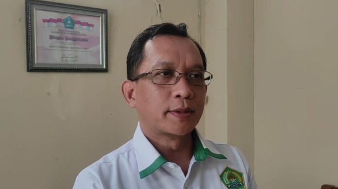 Kasi Pendidikan Madrasah (Penma) Kemenag Cilegon, Soleh Gunawan saat menyampaikan informasi Kemenag Cilegon yang telah menyalurkan honor guru madrasah (Bantentv.com/ Ali)