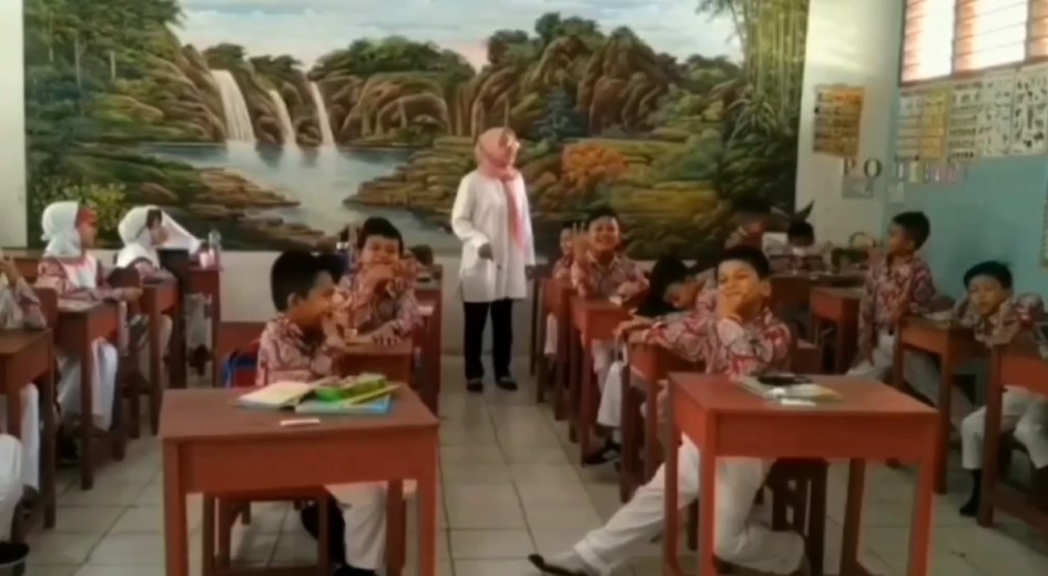 Ilustasi guru madrasah tengah mengajar peserta didiknya (Bantentv.com/ Ali)