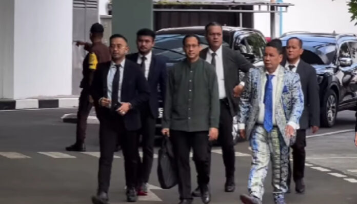 Kuasa hukum Nadiem Makarim, Hotman Paris Hutapea bersama kliennya, saat mendatangi Kejagung.