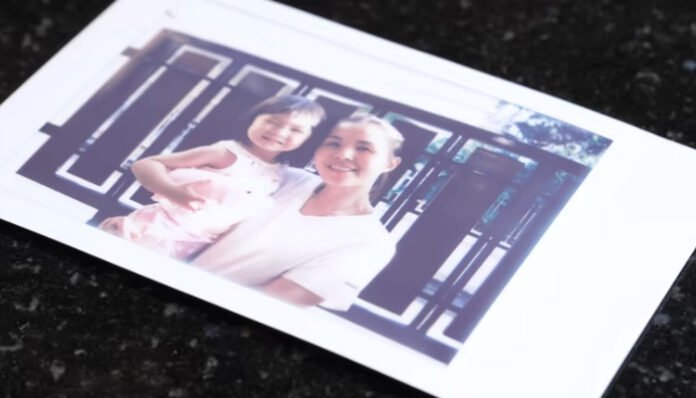 Ilustrasi foto polaroid bersama orang tua yang sudah tiada (Foto_iStockphoto)