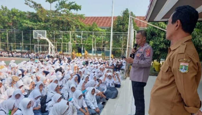 Anggota Polres Serang memberikan imbauan kamtibmas kepada siswa di salah satu sekolah.