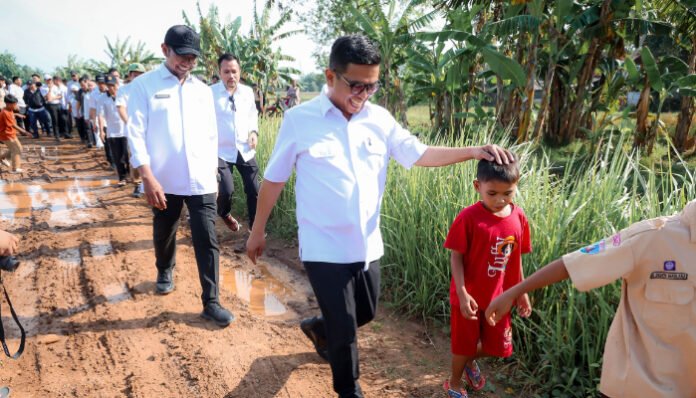 Gubernur Banten Andra Soni saat meninjau jalan poros desa Sindang Asih–Badak Anom, Rabu, 10 September 2025.