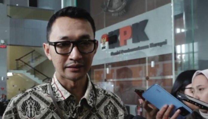 Juru bicara KPK, Budi Prasetyo, menjelaskan praktik ilegal ini berawal dari pembagian kuota haji tambahan oleh Kementerian Agama.