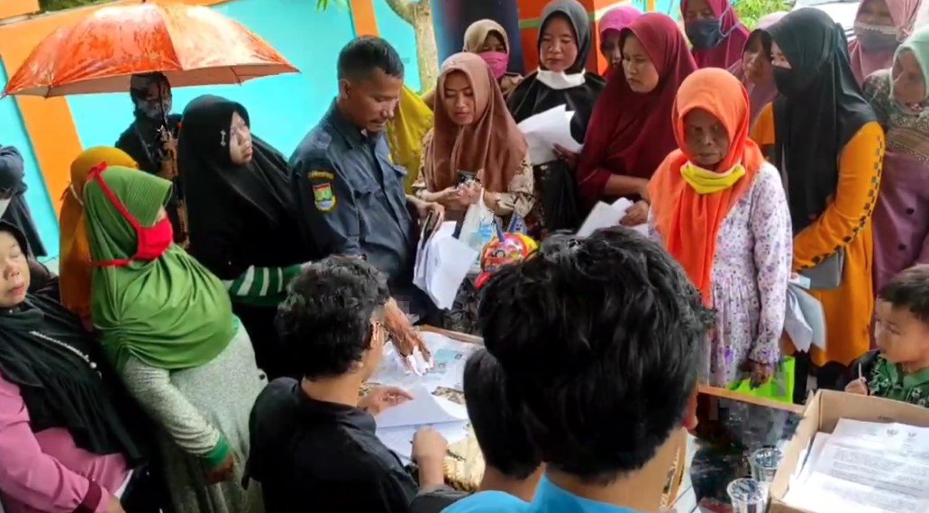 Pemberian bansos Program Keluarga Harapan (PKH) di Kota Cilegon (Bantentv.com/ Ali)