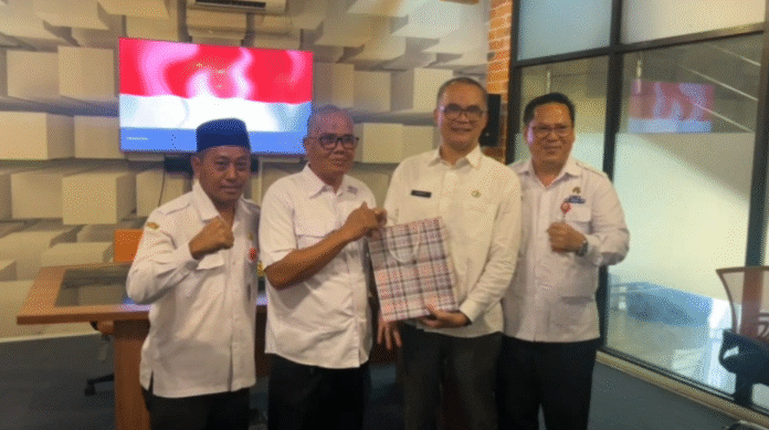 Serah terima jabatan Kepala Diskominfo yang baru, Asep Setiawan, dari pejabat sebelumnya, Arif Rahman Hakim (Bantentv.com/ jaya)
