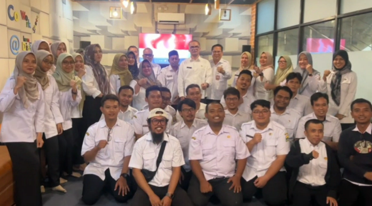 Serah terima jabatan Kepala Diskominfo yang baru, Asep Setiawan, dari pejabat sebelumnya, Arif Rahman Hakim (Bantentv.com/ jaya)