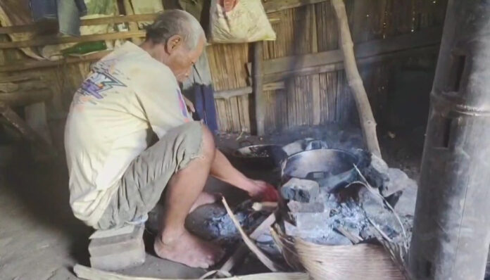 Kakek Sarman di Pandeglang Hidup Sendiri di Gubuk Reot Tanpa Listrik.