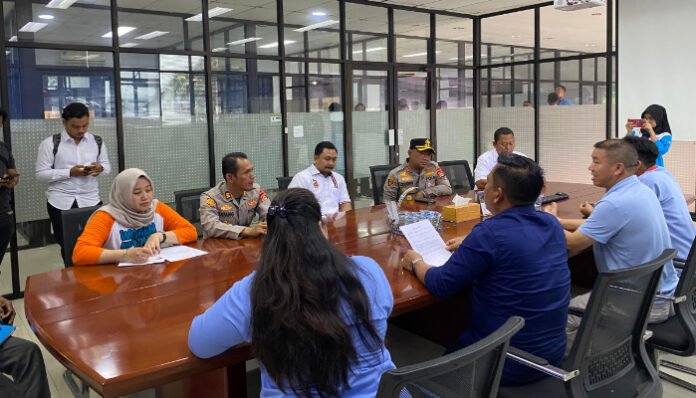 Kapolres Serang, AKBP Condro Sasongko, turun tangan memfasilitasi mediasi antara buruh dan manajemen, soal keterlamatan gaji di PT Lung Cheong Brother Industrial, Senin 8 September 2025.