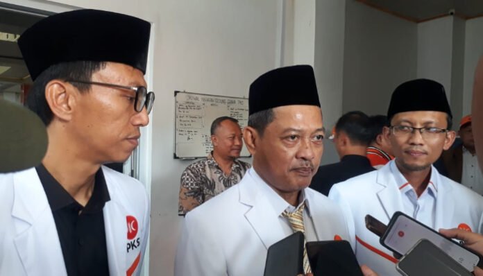 Ketua DPW PKS Banten, Najib Hamas saat di wawancara awak media usai Musda ke-V di kantor DPD PKS Kota Serang, Sabut, 6 September 2025.