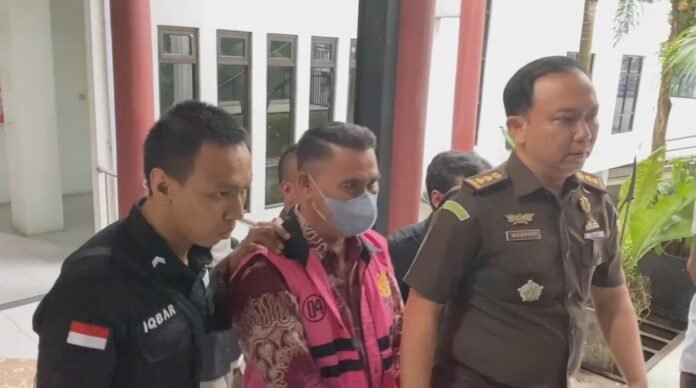 Isbandi Ardiwinata Mahmud saat digiring ke luar ruangan oleh Kejaksaan Negeri Serang sebab kasus dugaan korupsi PT SBM (Bantentv.com/ Imron)