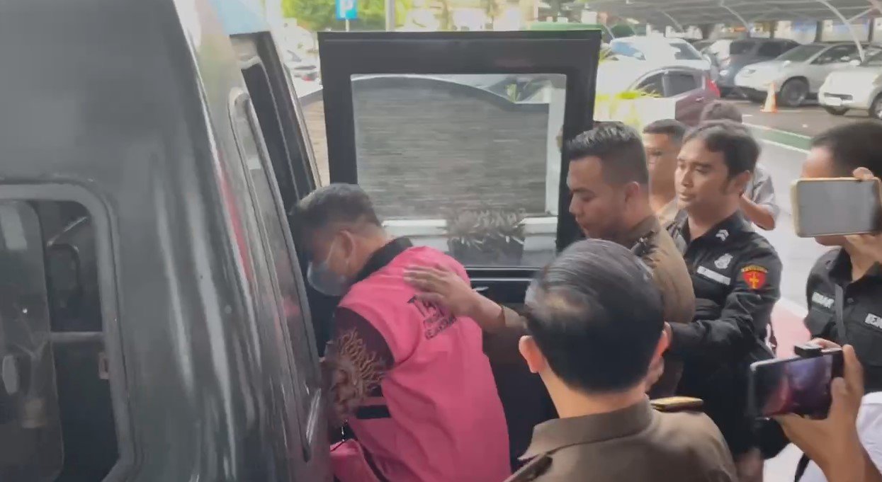 Isbandi Ardiwinata Mahmud saat digiring ke luar ruangan oleh Kejaksaan Negeri Serang sebab kasus dugaan korupsi PT SBM (Bantentv.com/ Imron)