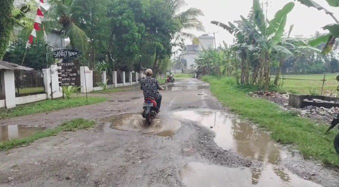 Kondisi ruas jalan menuju Pantai Labuan Pandeglang rusak parah (Bantentv.com/ Rangga)