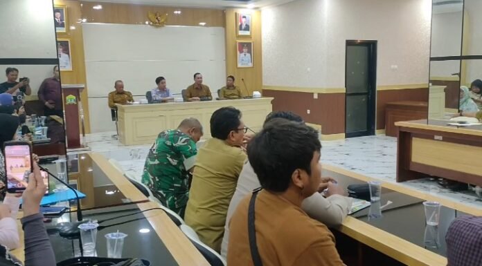 Audiensi Pemerintah Kota Serang, Badan Gizi Nasional, Pihak Yayasan Al-Izzah dan puluhan Wali Murid SDIT Al-Izzah membahas program Makan Bergizi Gratis (MBG) (Bantentv.com/ Jaya)