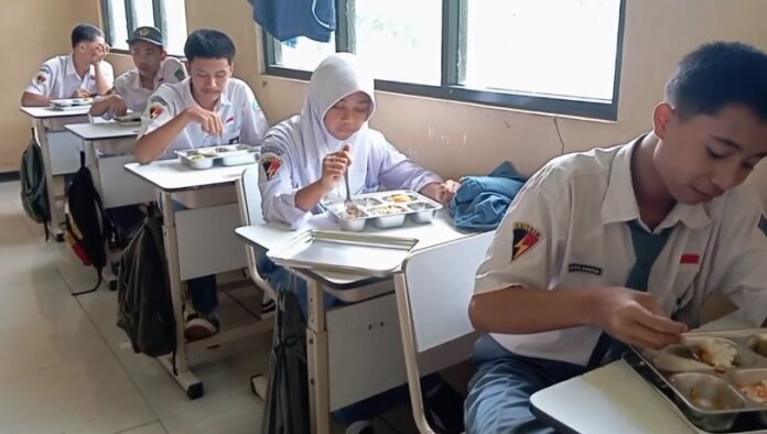 Pendistribusian Makan Bergizi Gratis (MBG) di SMKN 2 Pandeglang (Bantentv.com/ Rangga)