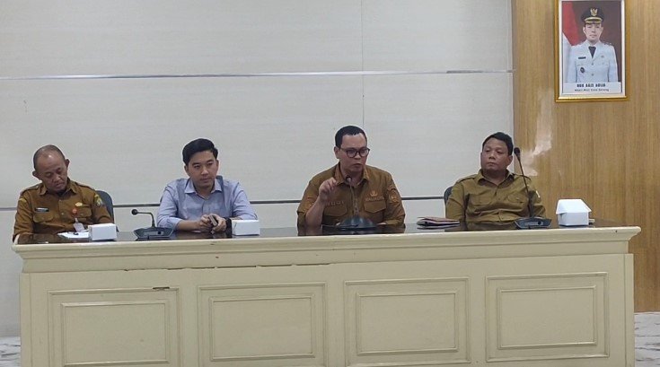 Audiensi Pemerintah Kota Serang, Badan Gizi Nasional, Pihak Yayasan Al-Izzah dan puluhan Wali Murid SDIT Al-Izzah membahas program Makan Bergizi Gratis (MBG) (Bantentv.com/ Jaya)