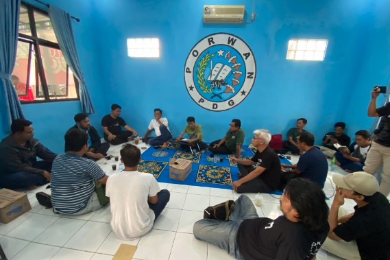 Pertemuan oknum pendemo dengan para wartawan di Sekretariat Kelompok Kerja Wartawan (Bantentv.com/ Rangga)