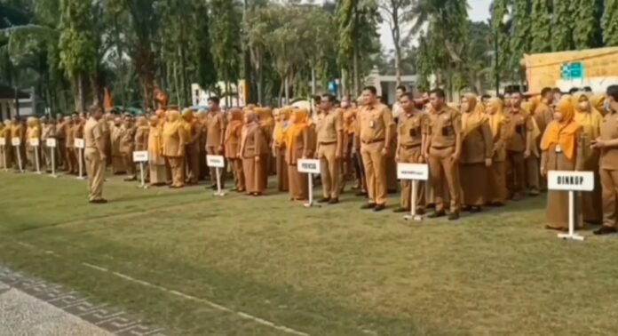 Para Pegawai Negeri Sipil (PNS) Pemkot Cilegon saat melakukan apel pagi (Bantentv.com/ Ali)