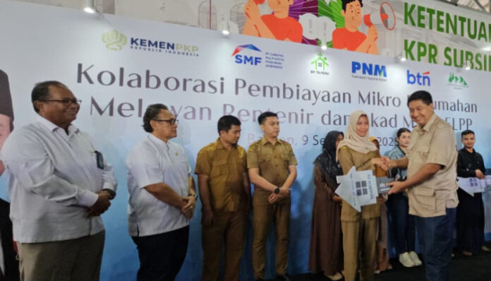 Menteri PKP juga menyerahkan kunci rumah secara simbolis kepada peserta akad massal KPR FLPP, di Perumahan Pondok Banten Indah, Kota Serang, Selasa, 9 September 2025.
