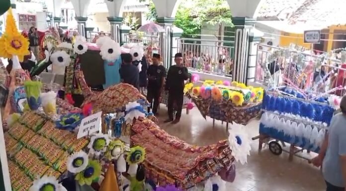 Warga Sukalila menggelar tradisi Panjang Mulud dalam rangka memperingati Maulid Nabi Muhammad SAW (Bantentv.com/ Bayu)