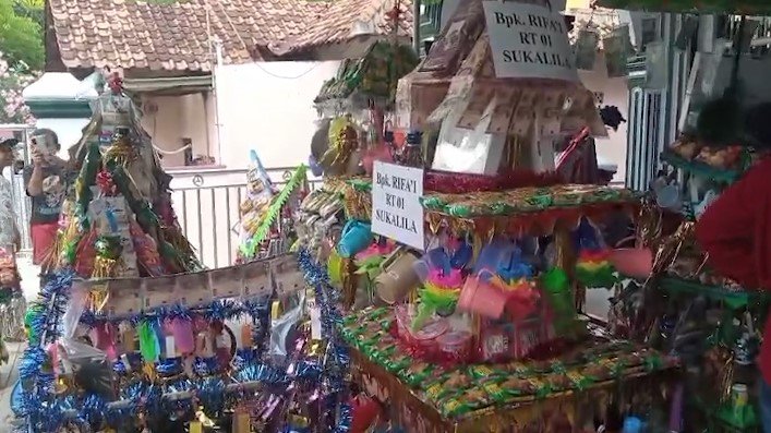 Warga Sukalila menggelar tradisi Panjang Mulud dalam rangka memperingati Maulid Nabi Muhammad SAW (Bantentv.com/ Bayu)