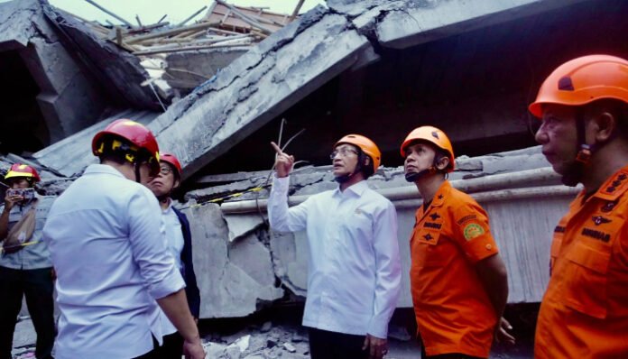 Menag Nasaruddin tinjau bangunan ambruk di Pesantren Al Khoziny Sidoarjo.