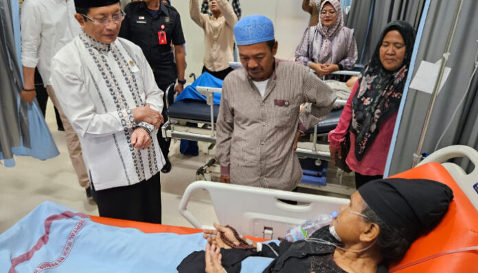 Menag Nasaruddin jenguk korban banguan Majelis Taklim ambruk di Rumah Sakit, Minggu, 7 September 2025.