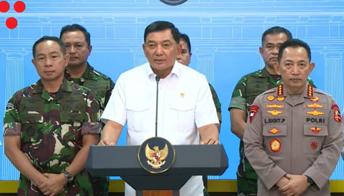 Menteri Pertahanan Sjafrie Sjamsoeddin didampingi Panglima TNI Agus Subiyanto dan Kapolri Listyo Sigit Prabowo memberikan keterangan pers, soal penindakan tegas terhadap aksi penjarahan rumah pejabat negara, Minggu, 31 Agustus 2025.