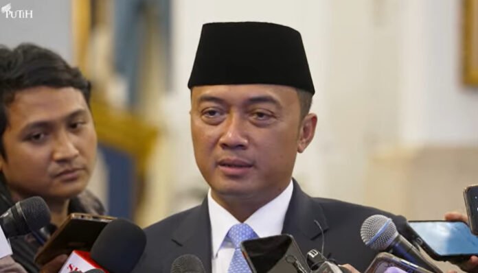 Mensesneg Prasetyo Hadi diwawancara wartawan di Istana Presiden, Jakarta, Rabu, 17 September 2025.