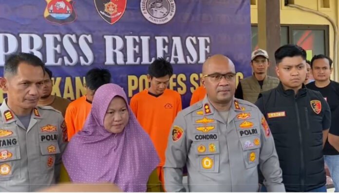 Kapolres Serang AKBP Condro Sasongko dalam konferensi pers membongkar komplotan pencuri uang dengan modus ganjal mesin ATM, di Mapolsek Cikande pada Rabu, 24 September 2025.