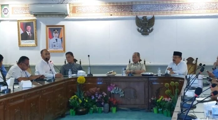 Pertemuan Wakil Bupati Serang, Najib Hamas dengan para perwakilan Forum PPPK Kabupaten Serang membahas TPP (Bantentv.com/ Riki)