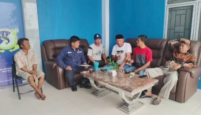 Nelayan Labuan yang tergabung dalam HNSI Kecamatan Labuan, Kabupaten Pandeglang, menuntut kejelasan atas insiden kapal tongkang yang menabrak perahu nelayan (Bantentv.com/ Rangga)